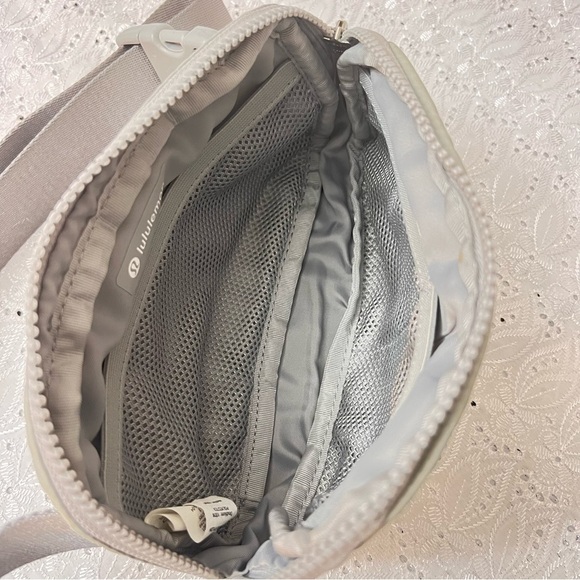 Lululemon everyday belt bag in silver - Picture 5 of 6